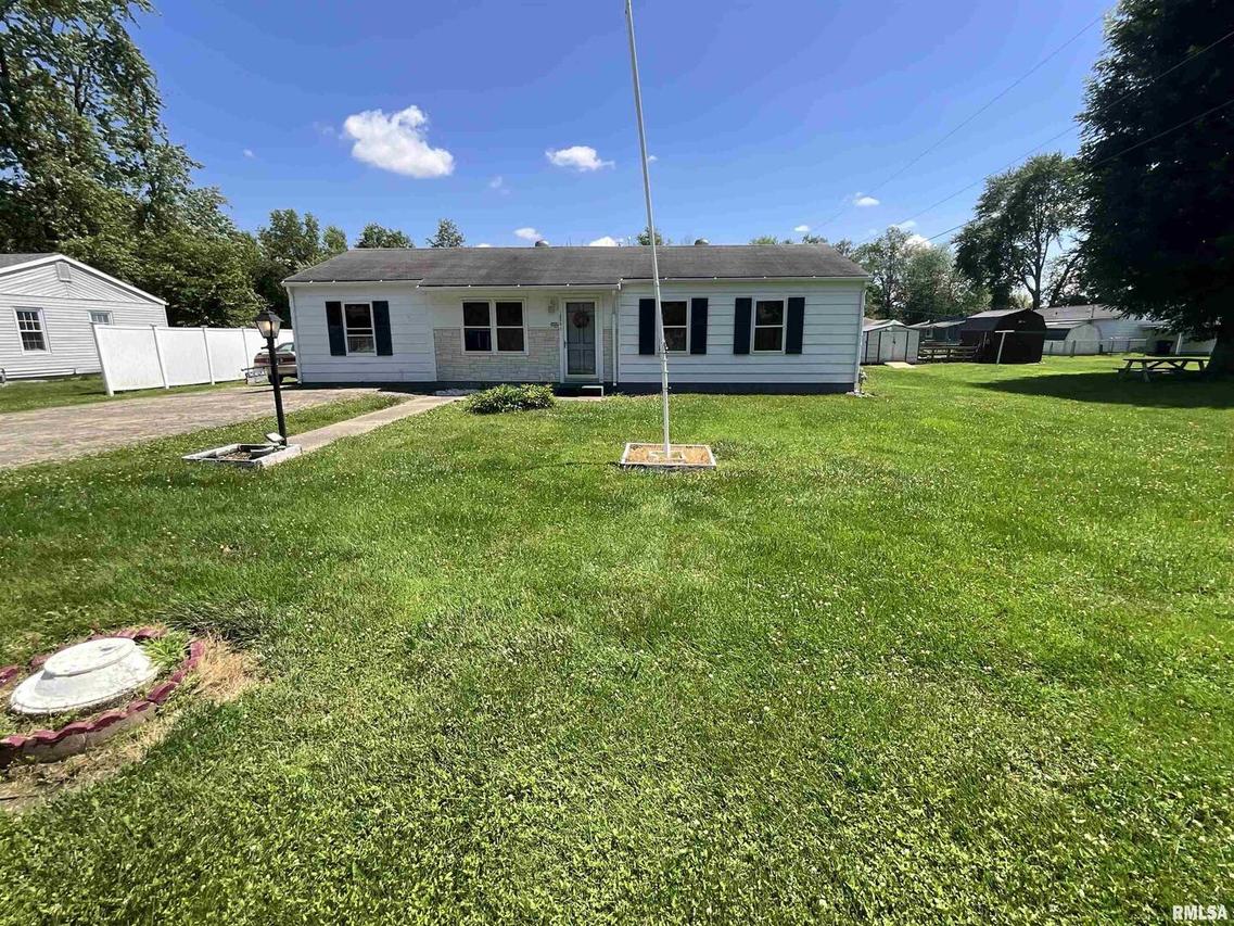 1205 W Bennett St., Salem, IL 62881