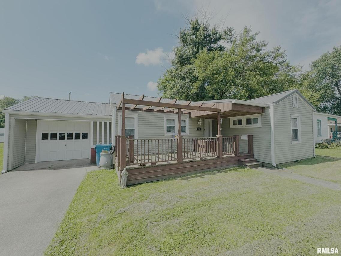 234 Fair Ave., Flora, IL 62839