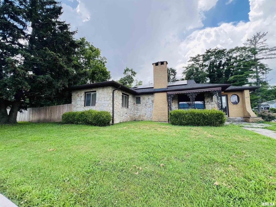 385 3rd St., Omaha, IL 62871