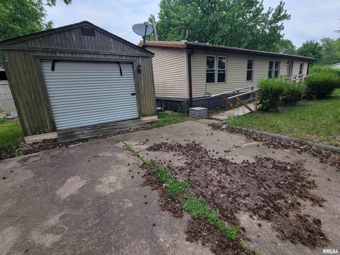 1060 W 5th St., Flora, IL 62839