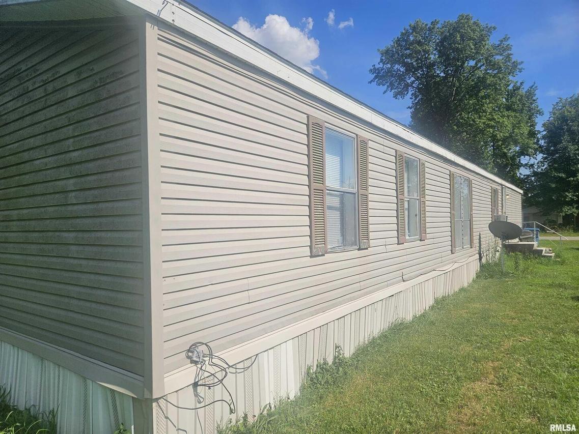 120 E 1st St., Bonnie, IL 62816