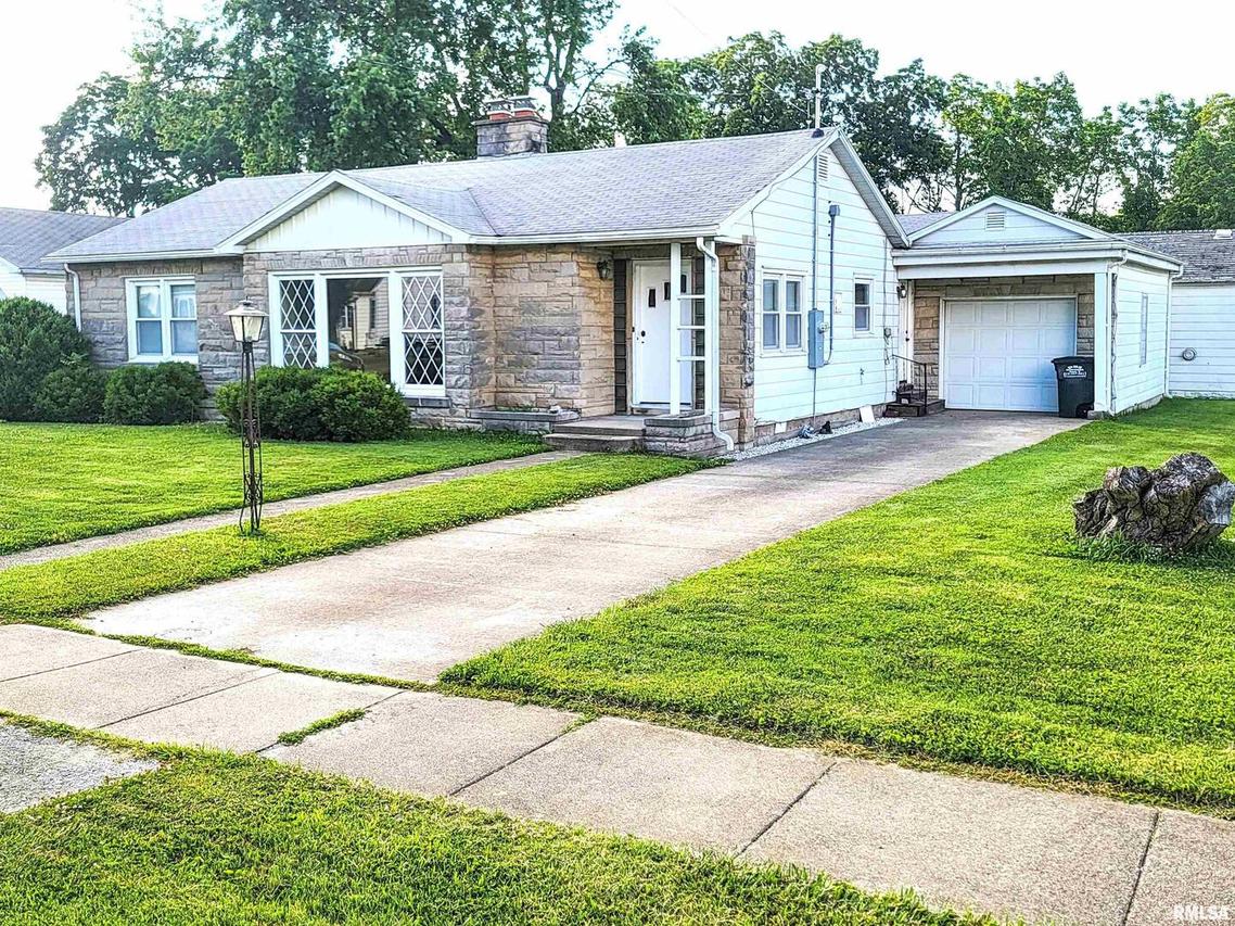 119 S 6th St., Clay City, IL 62824