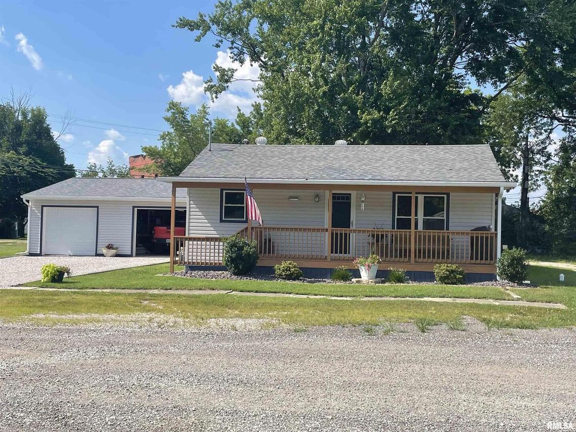 204 Oak St., Odin, IL 62870