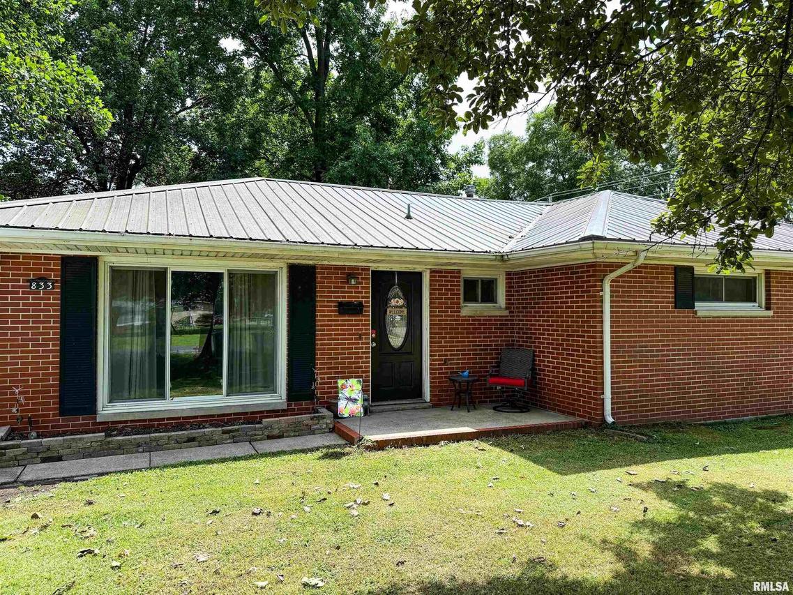 833 W 4th St., Flora, IL 62839