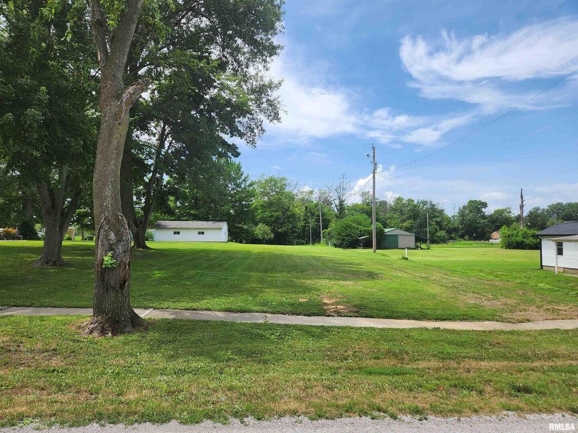 208 W 5th St., Ina, IL 62846