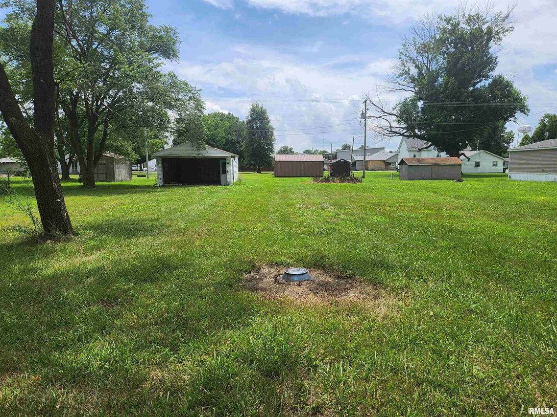 105 W 1st St., Ina, IL 62846