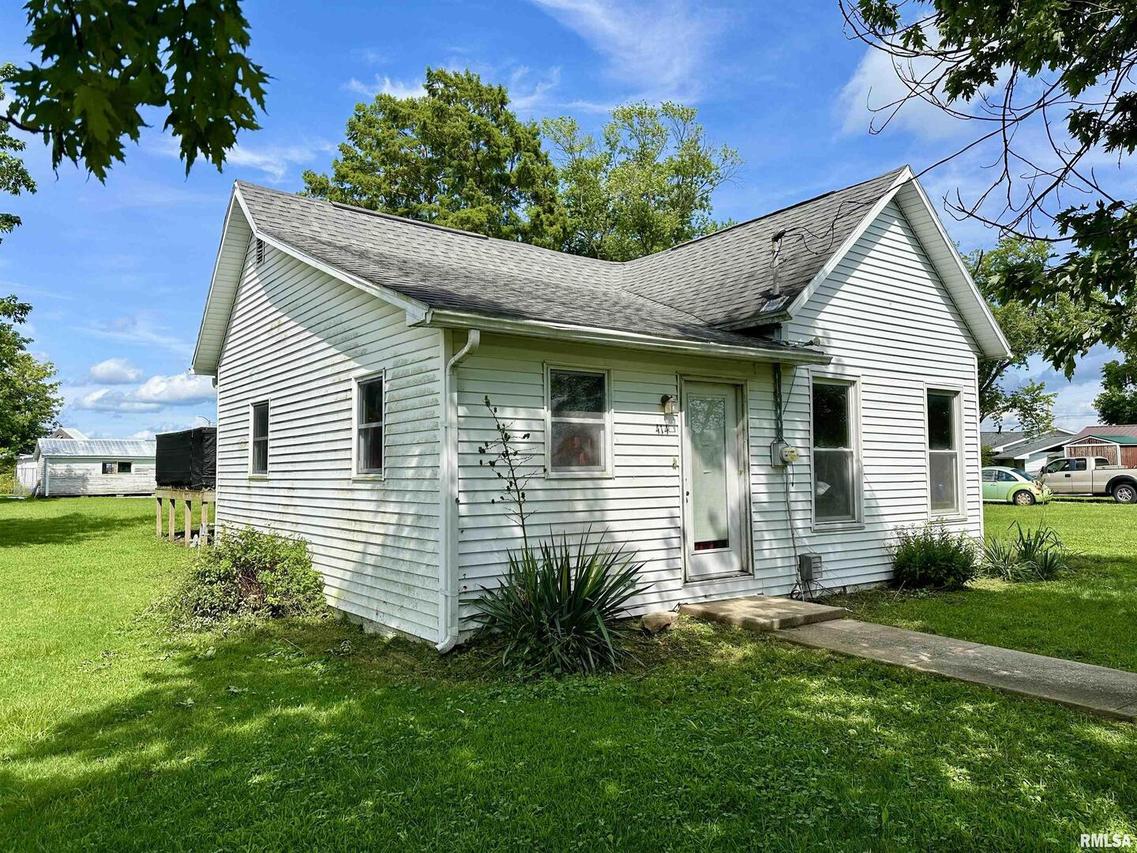 414 E Monroe Ave., Farina, IL 62838