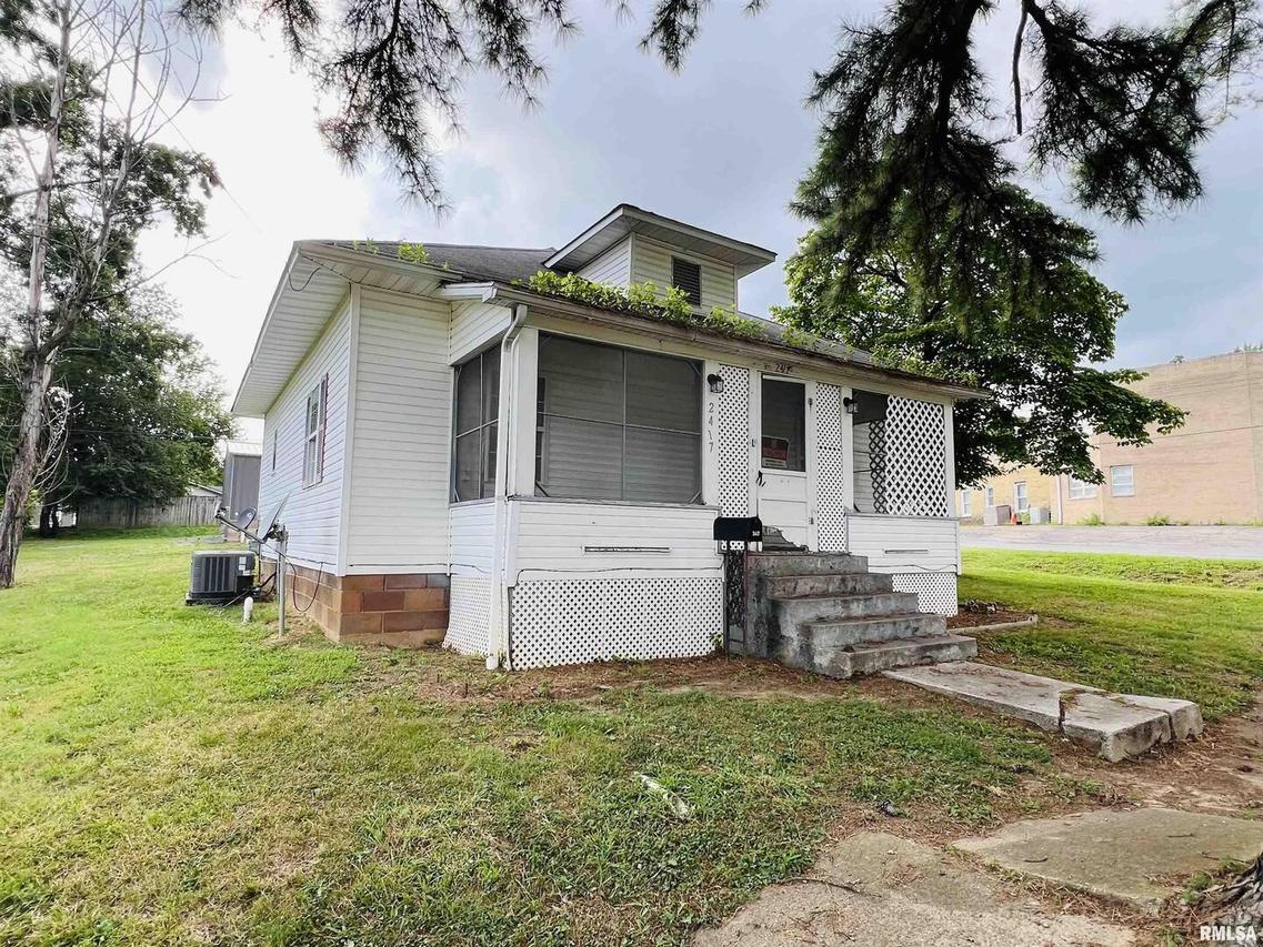 2417 1st St., Eldorado, IL 62930