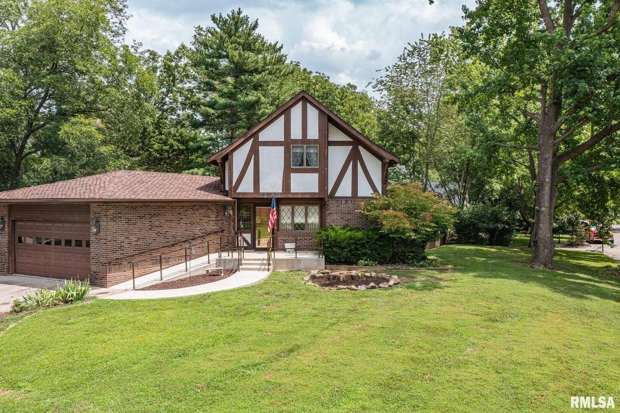 102 Lost Hollow Dr Dr., Salem, IL 62881