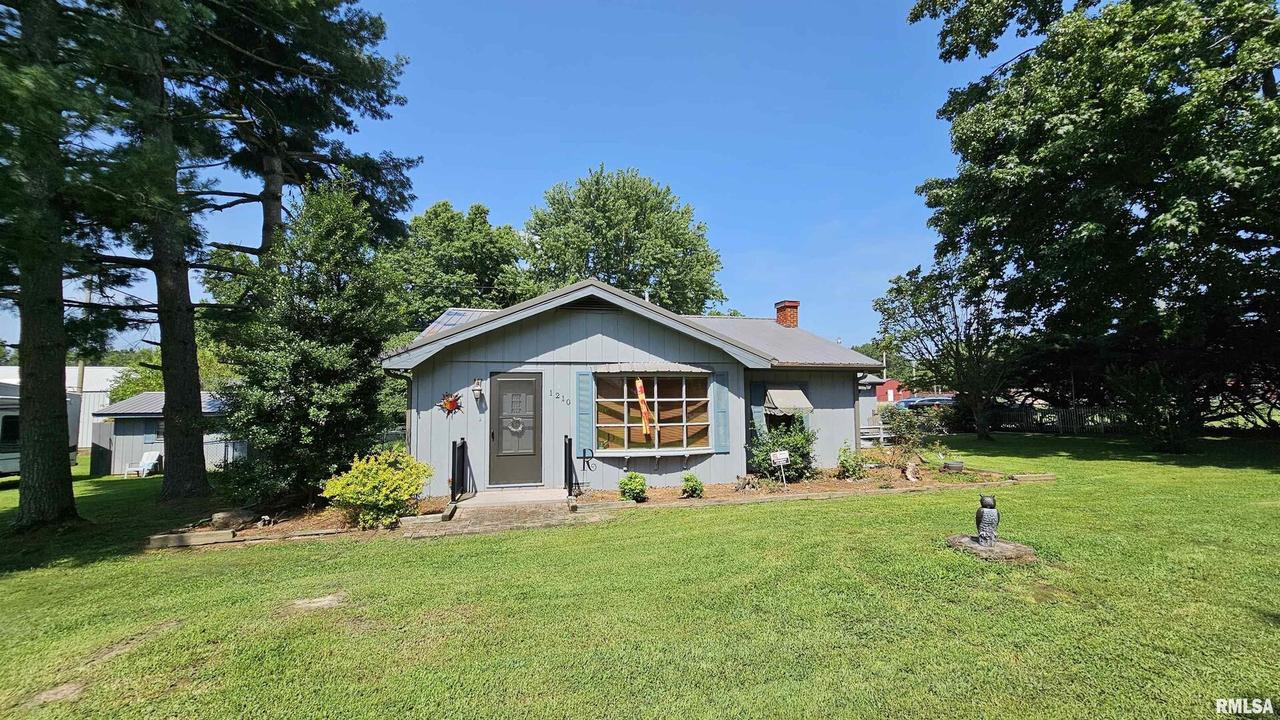 1210 Peterson Ave., Johnston City, IL 62951