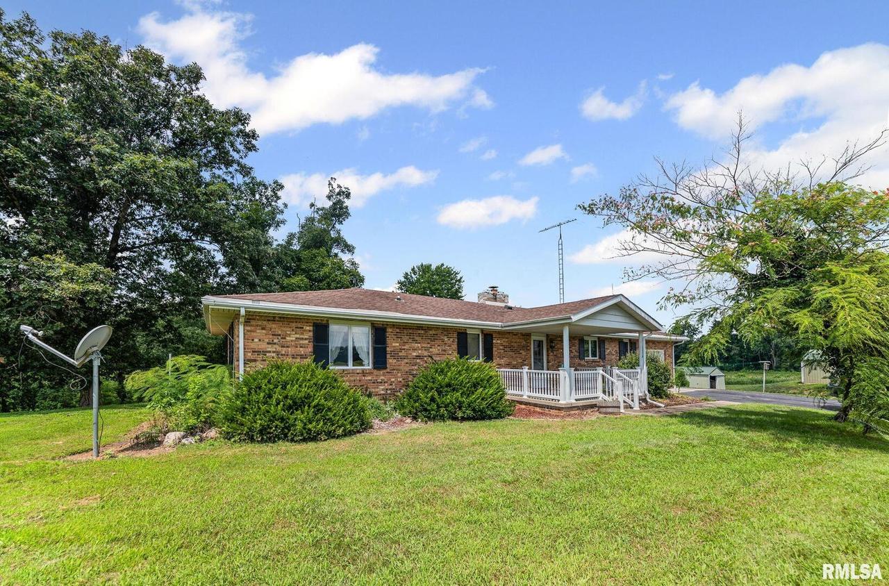 22677 Post Oak Rd., Walnut Hill, IL 62893