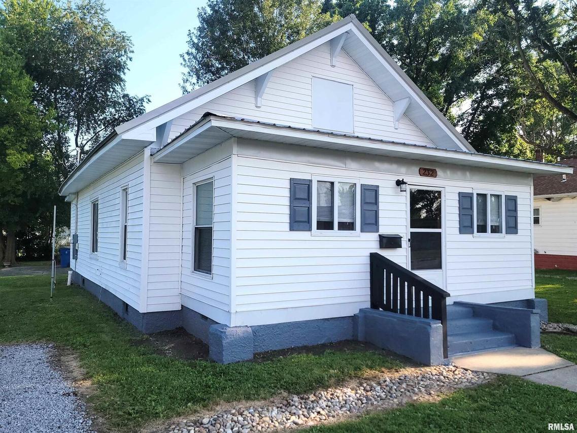 232 Flora Ave., Flora, IL 62839