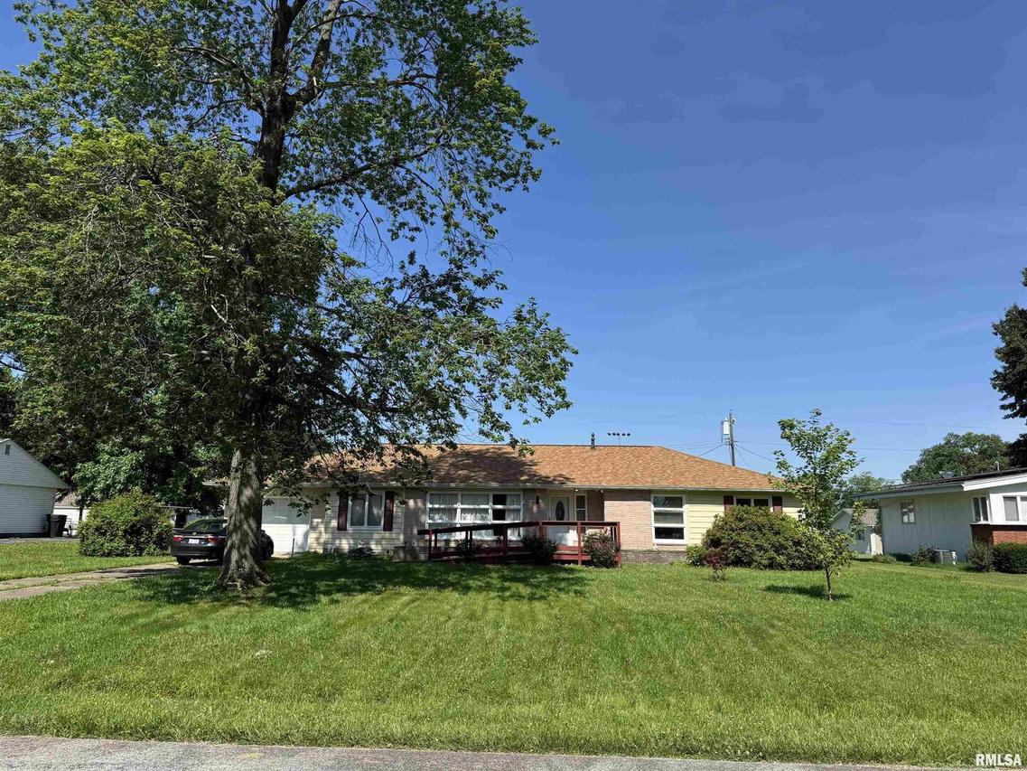 915 S Broadway St., Sesser, IL 60804