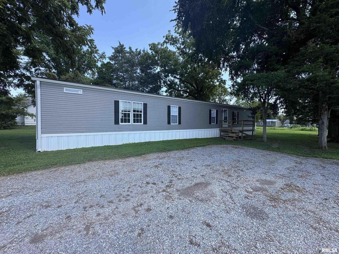 407 W Robinson St., Wayne City, IL 62895