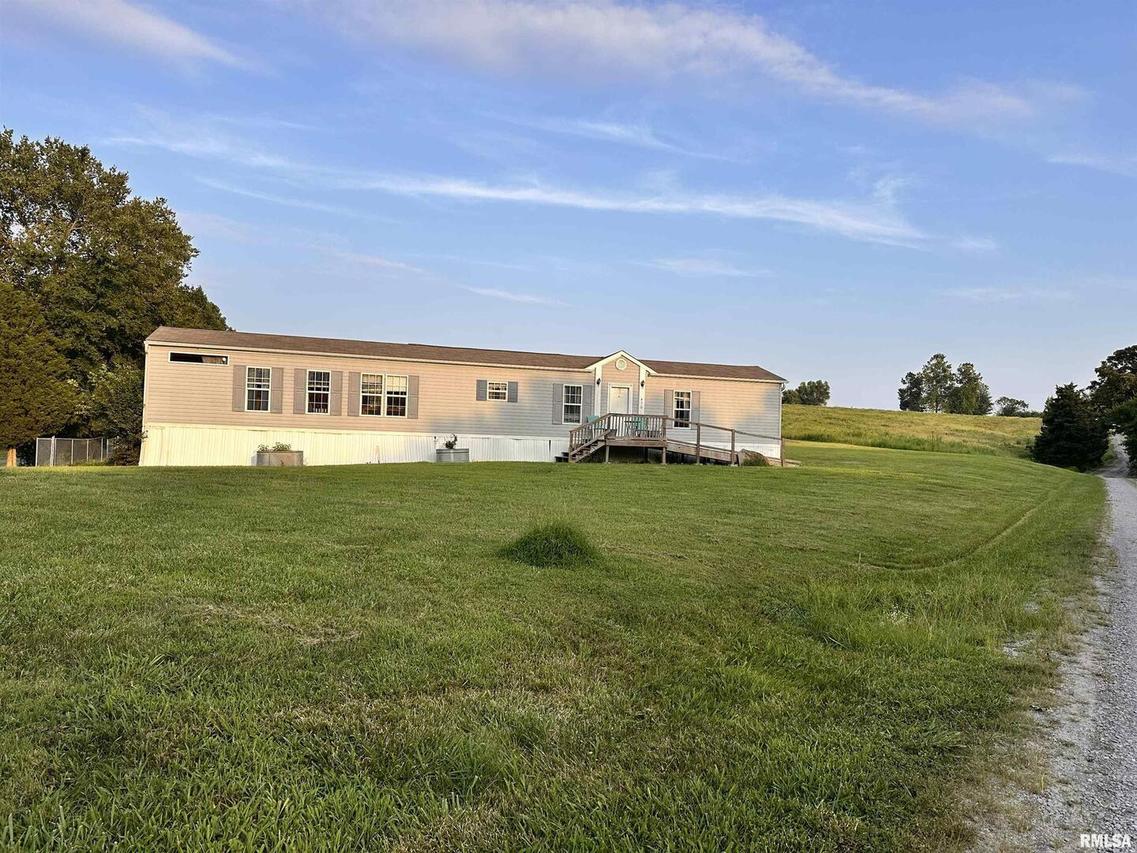 470 Washington Ln., New Burnside, IL 62967