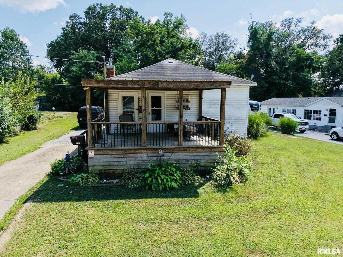 1104 W Webster St., Benton, IL 62812