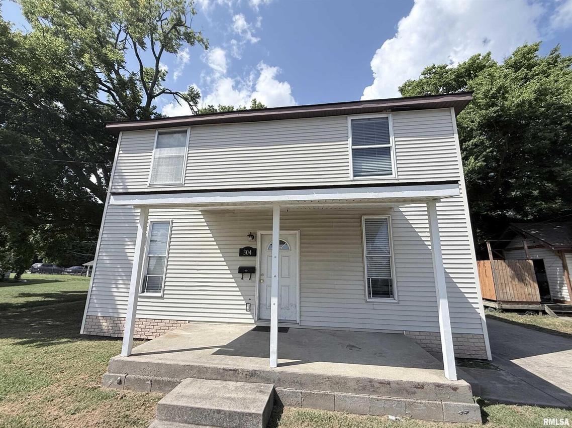 304 E College St., Carbondale, IL 62901
