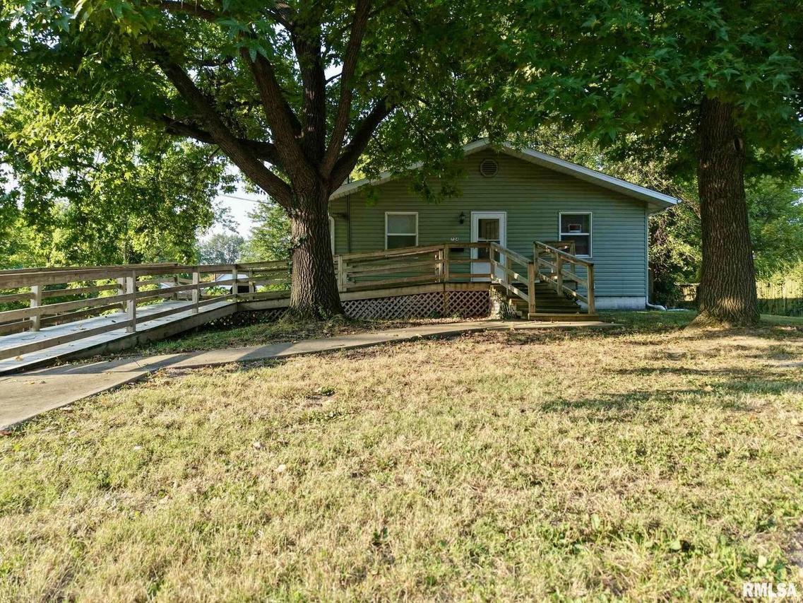 724 Division St., Benton, IL 62812