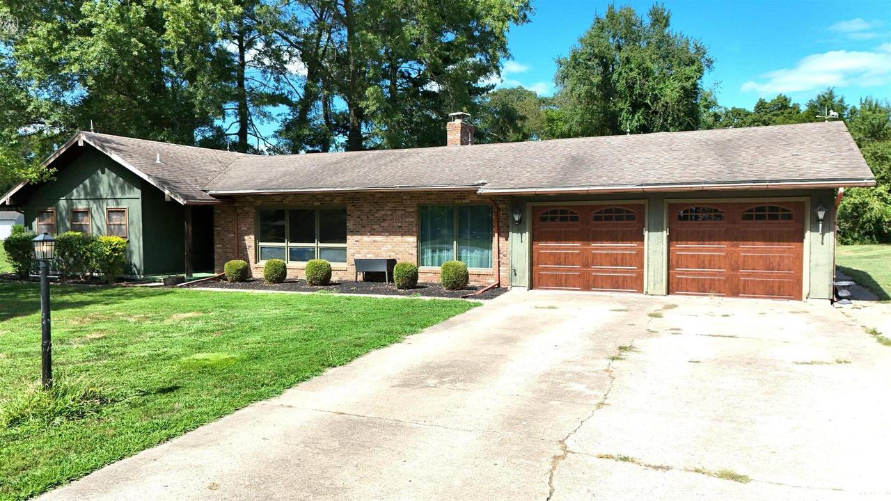 167 Fox Creek Rd., Flora, IL 62839