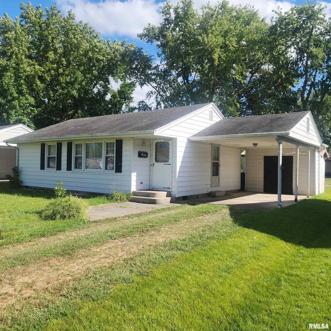 720 Birchwood Ave., Flora, IL 62839