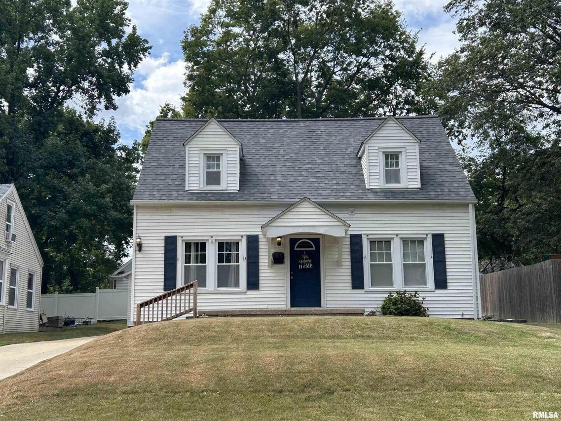 823 N College St., Salem, IL 62881