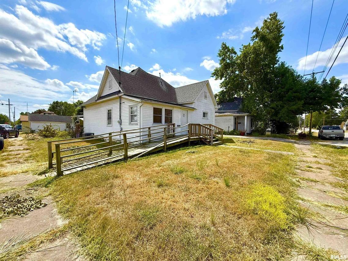 402 W Sylvester St., Christopher, IL 62822