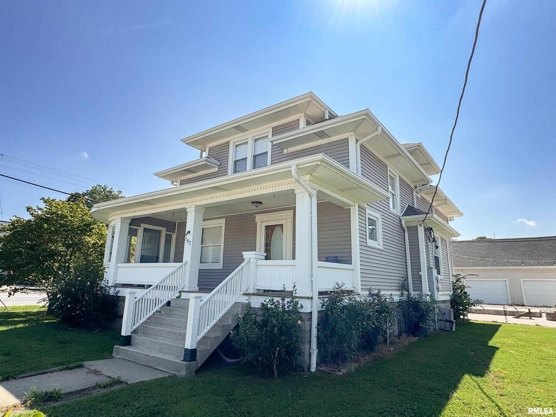 102 SE Front St., Dongola, IL 62926