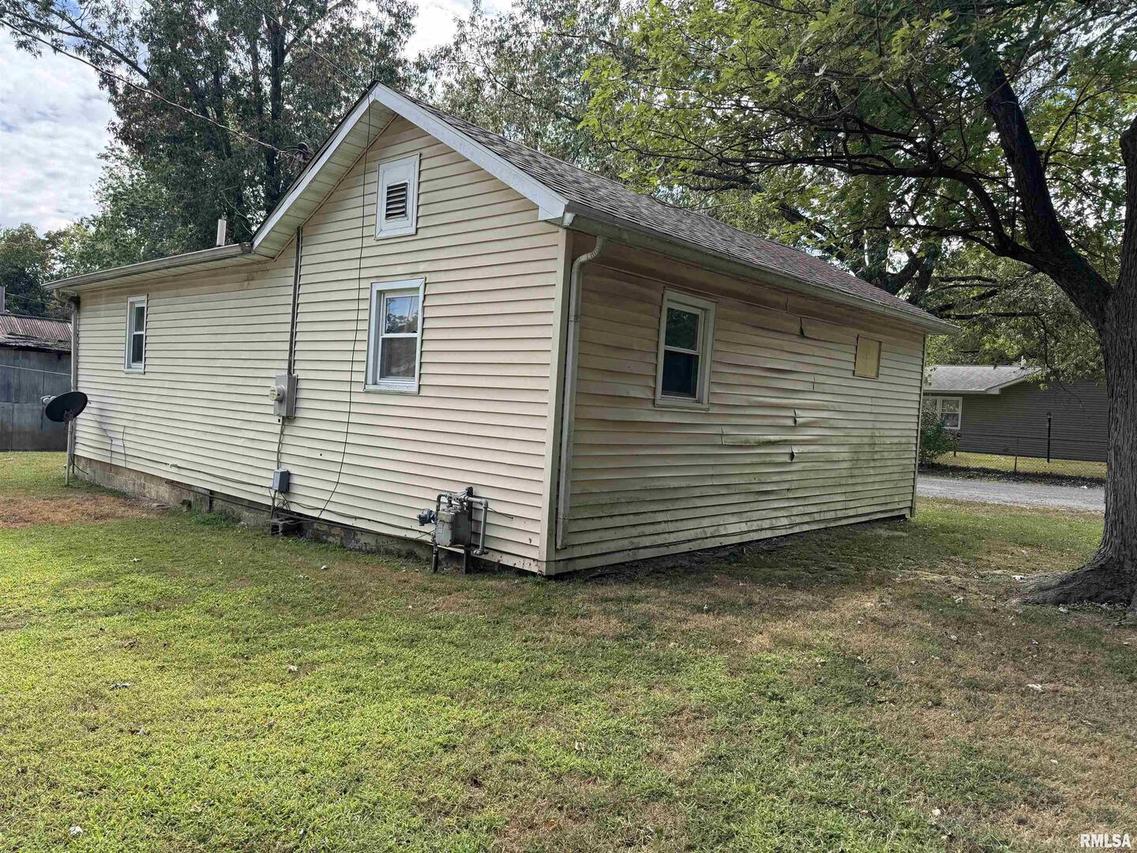 702 Carbon St., Benton, IL 62812