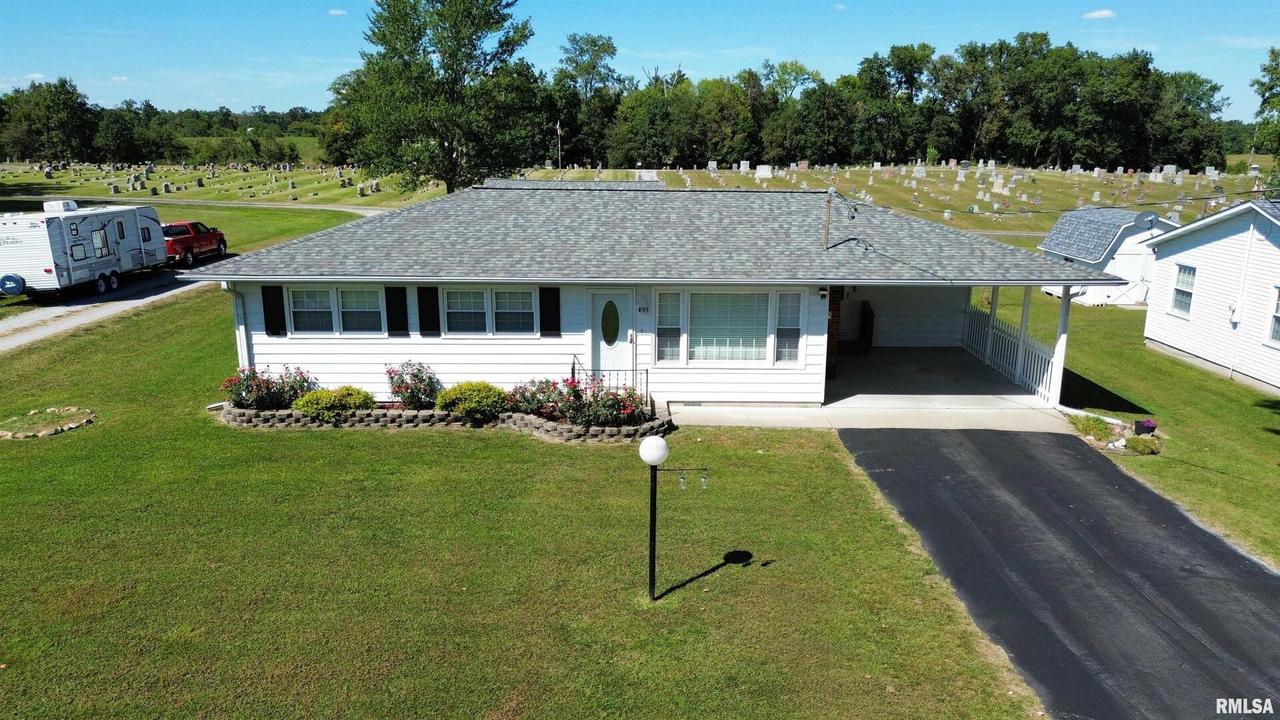 960 Barbee Ave., Louisville, IL 62858