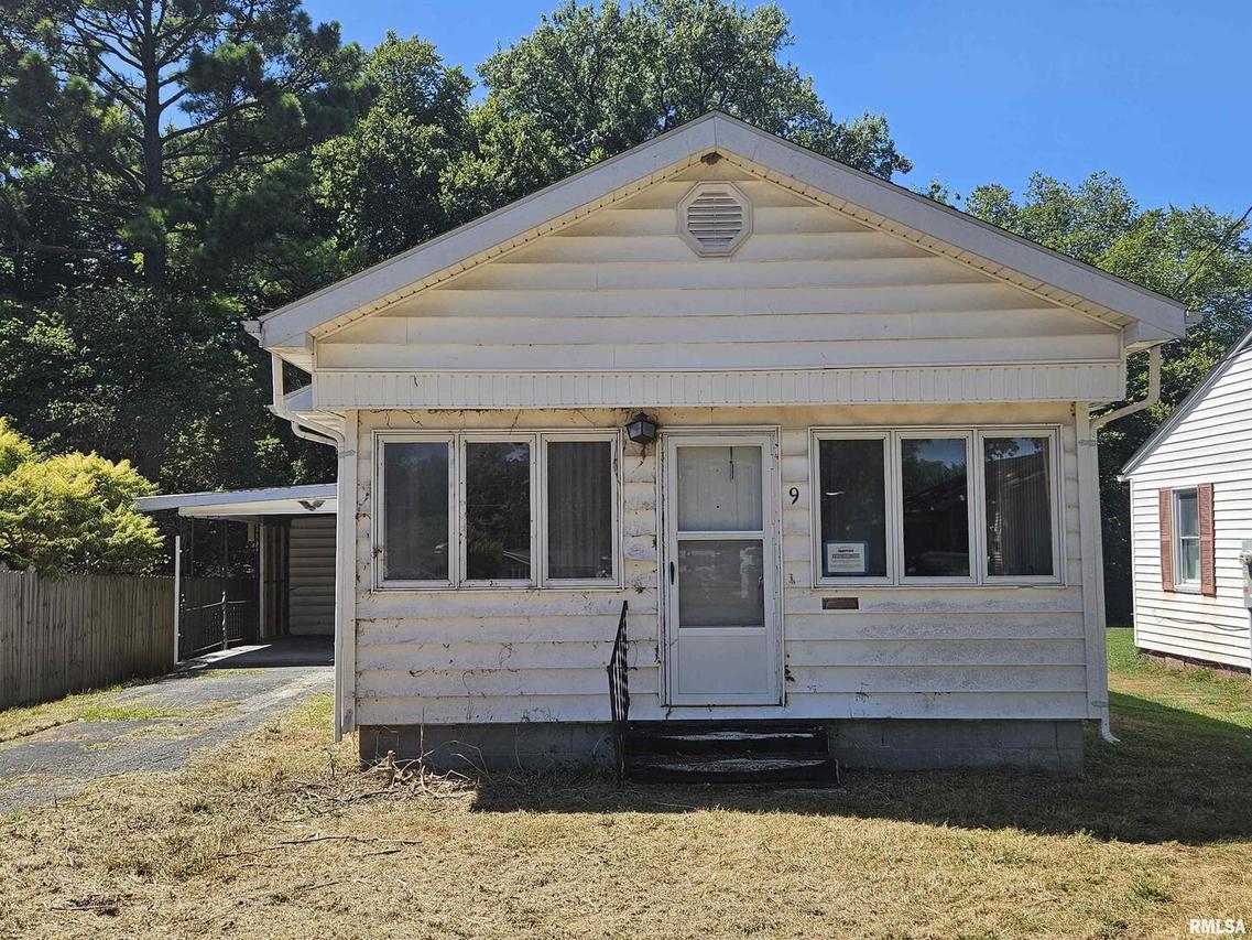 9 S Illinois Ave., Duquoin, IL 62832