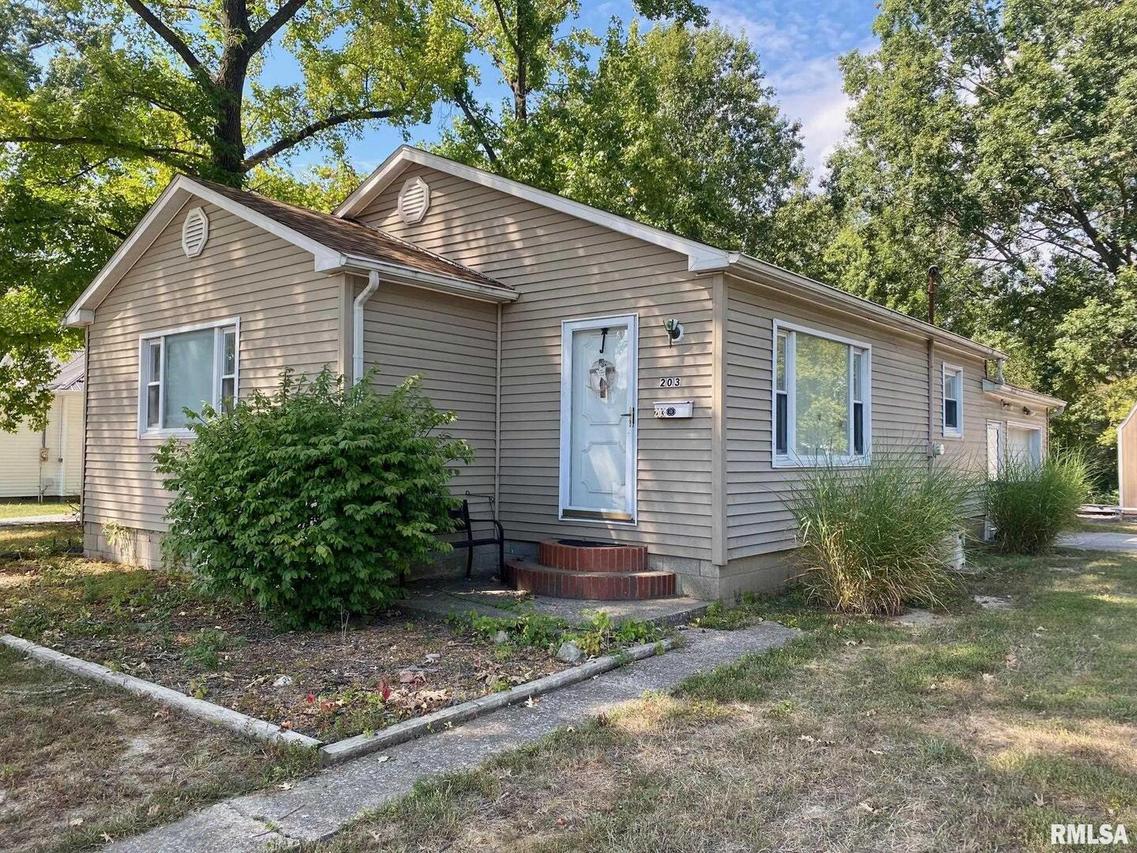 203 W Bond St., Benton, IL 62812