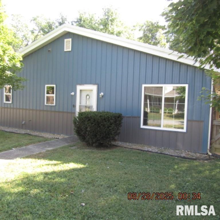 406 N 10th St., Benton, IL 62812