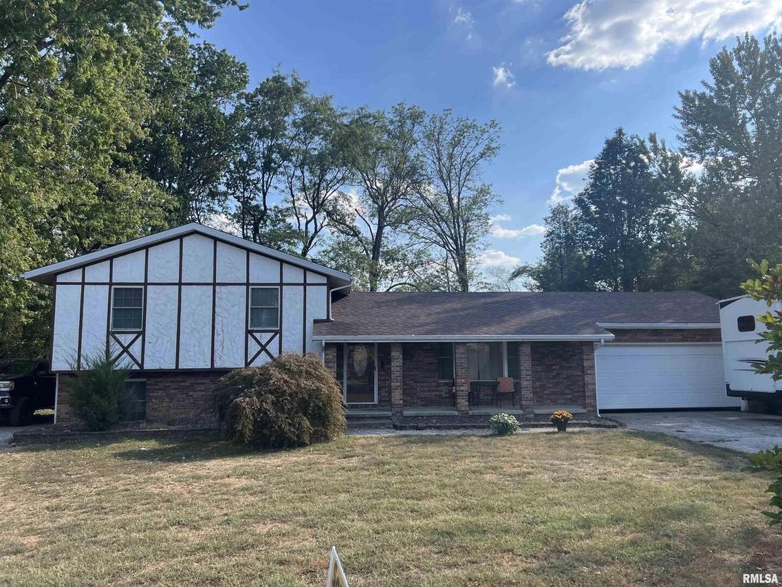 1413 W Spruce St., Salem, IL 62881