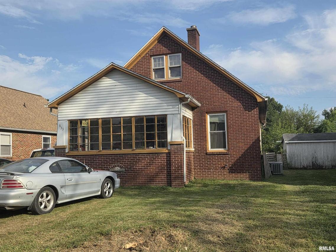 633 Oak St., Carmi, IL 62821
