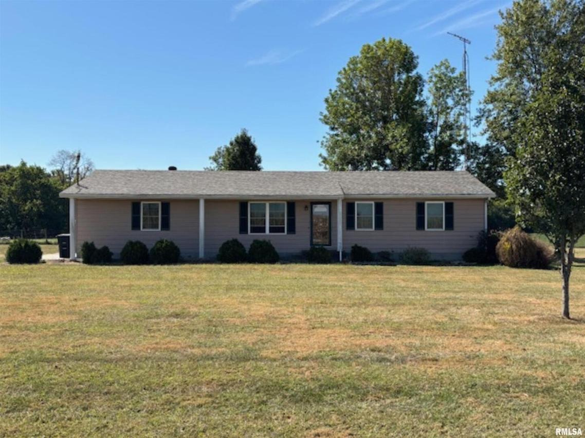 962 Red Stripe Rd., Sandoval, IL 62882