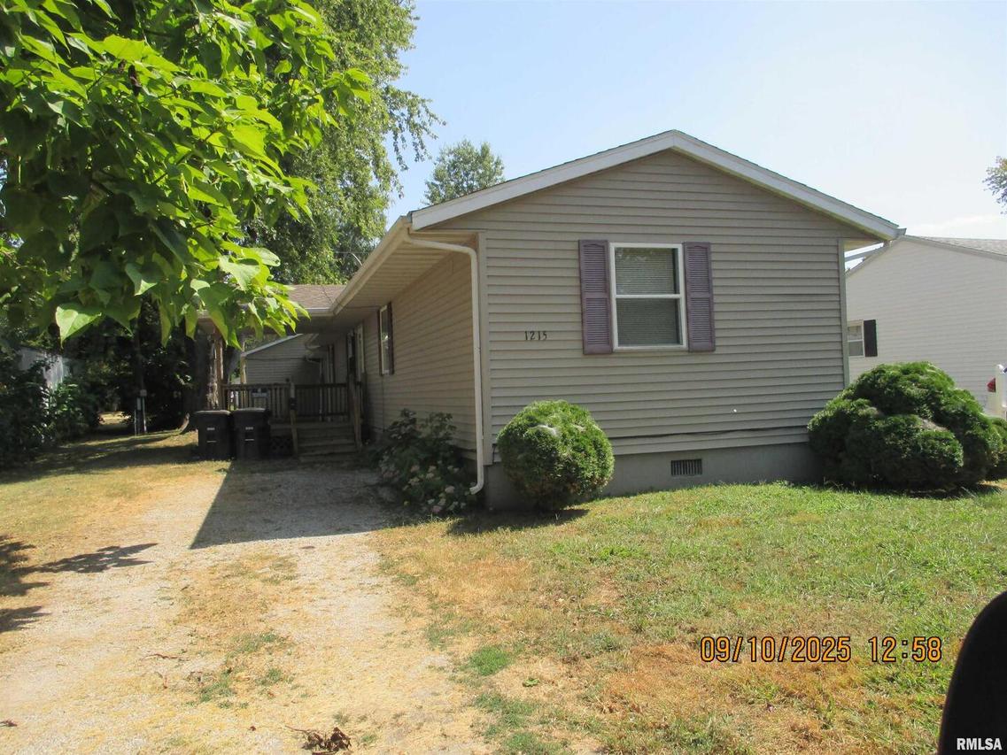 1215 S Brookside St., Centralia, IL 62801