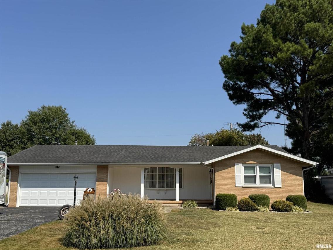 27 Holly Ln., Flora, IL 62899