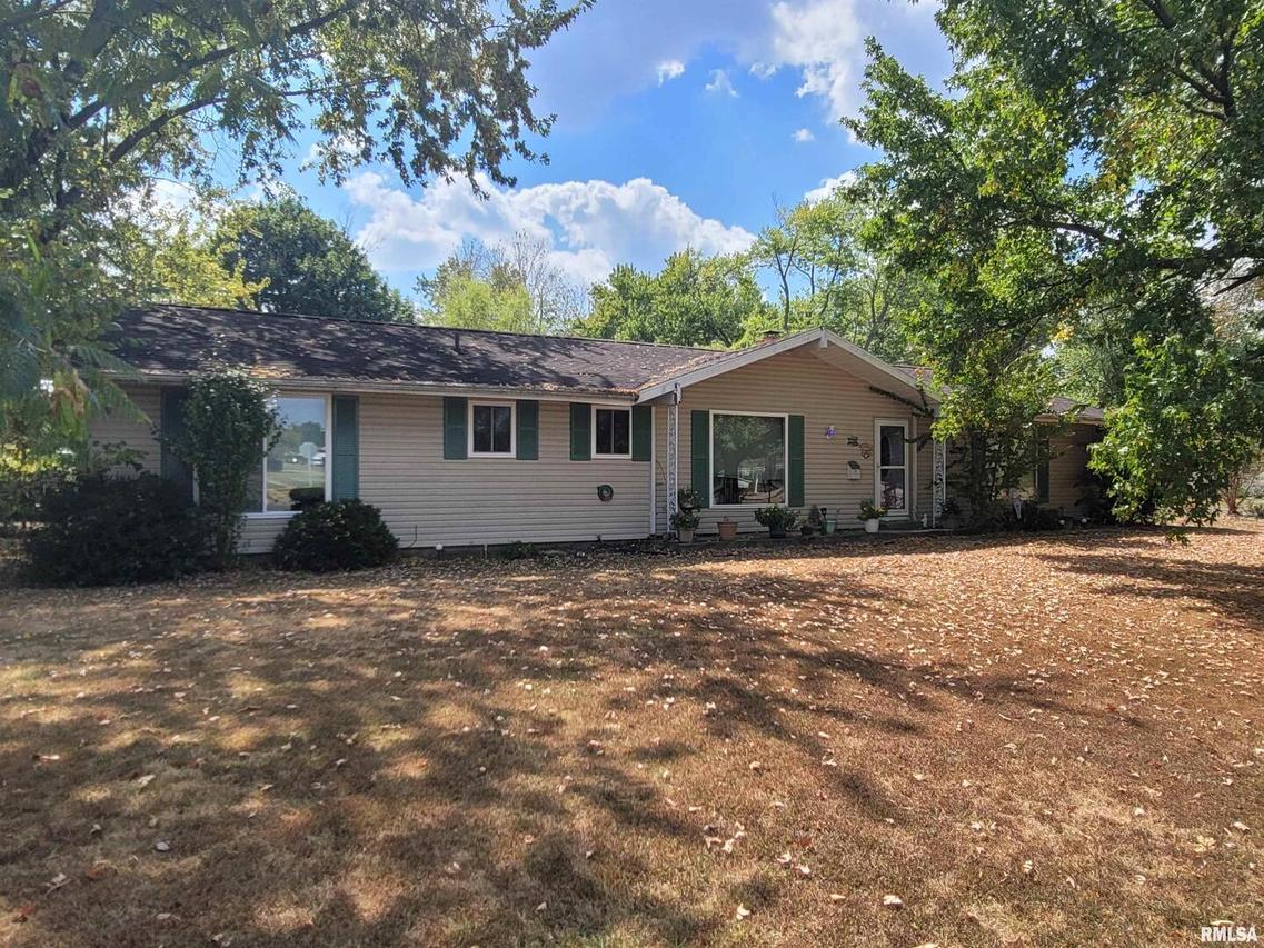 1133 W Boone St., Salem, IL 62881