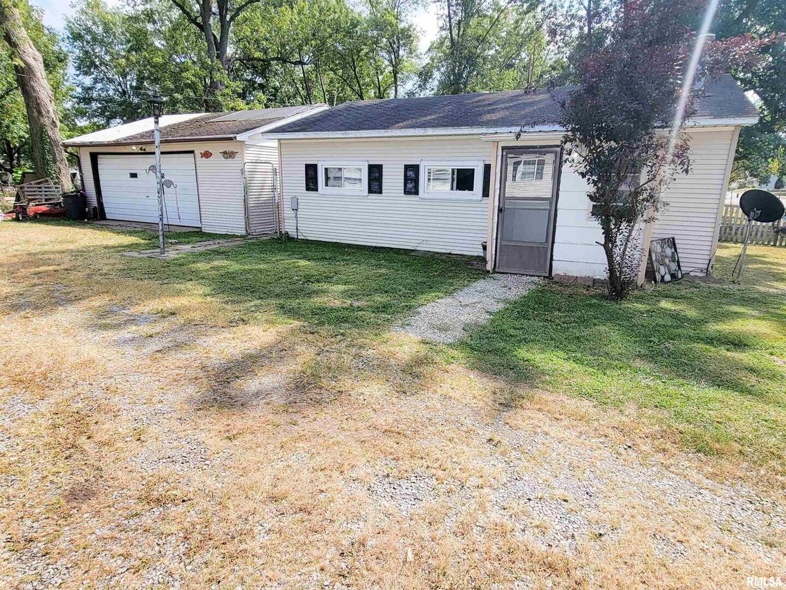 595 West St., Louisville, IL 62858