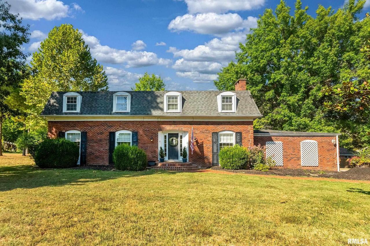 27 Pinewood Dr., Carbondale, IL 62901