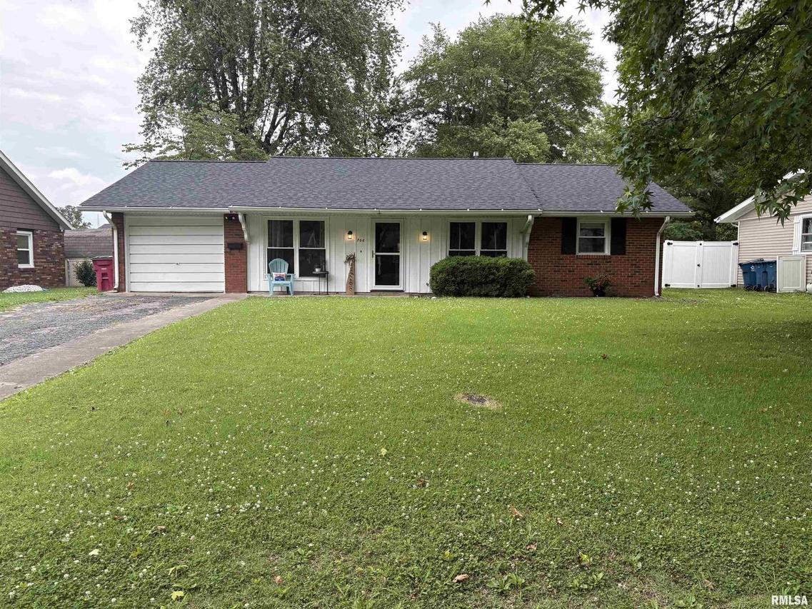 706 E Terrace Dr., Duquoin, IL 62832
