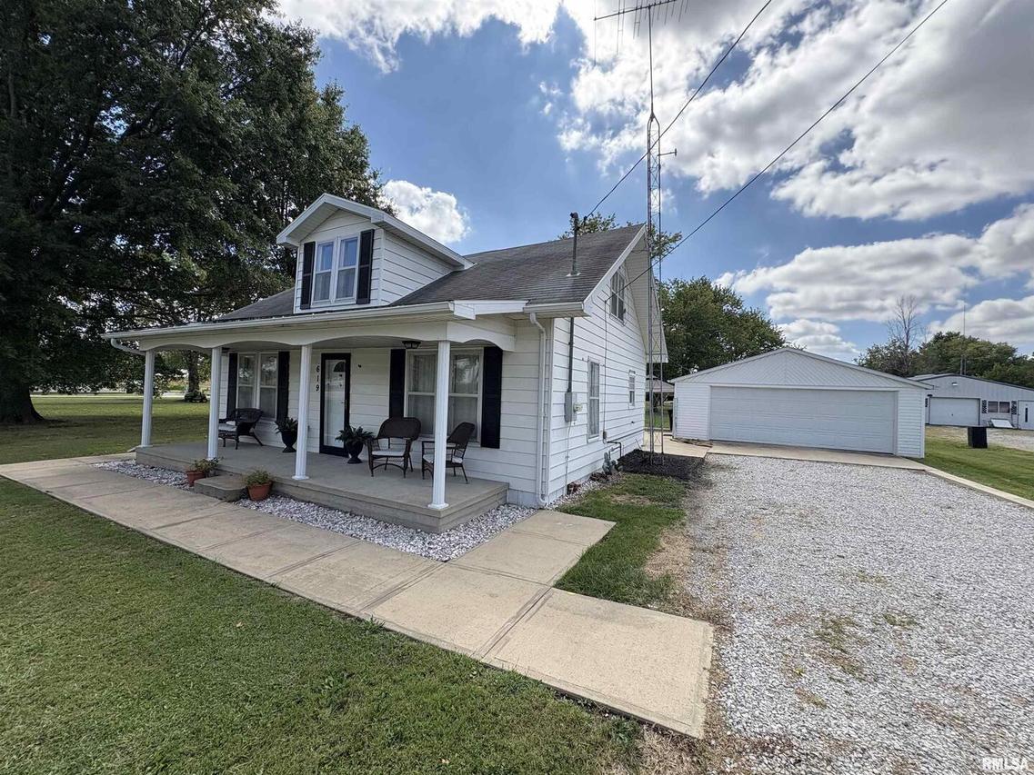 619 E 1st St., Kinmundy, IL 62854