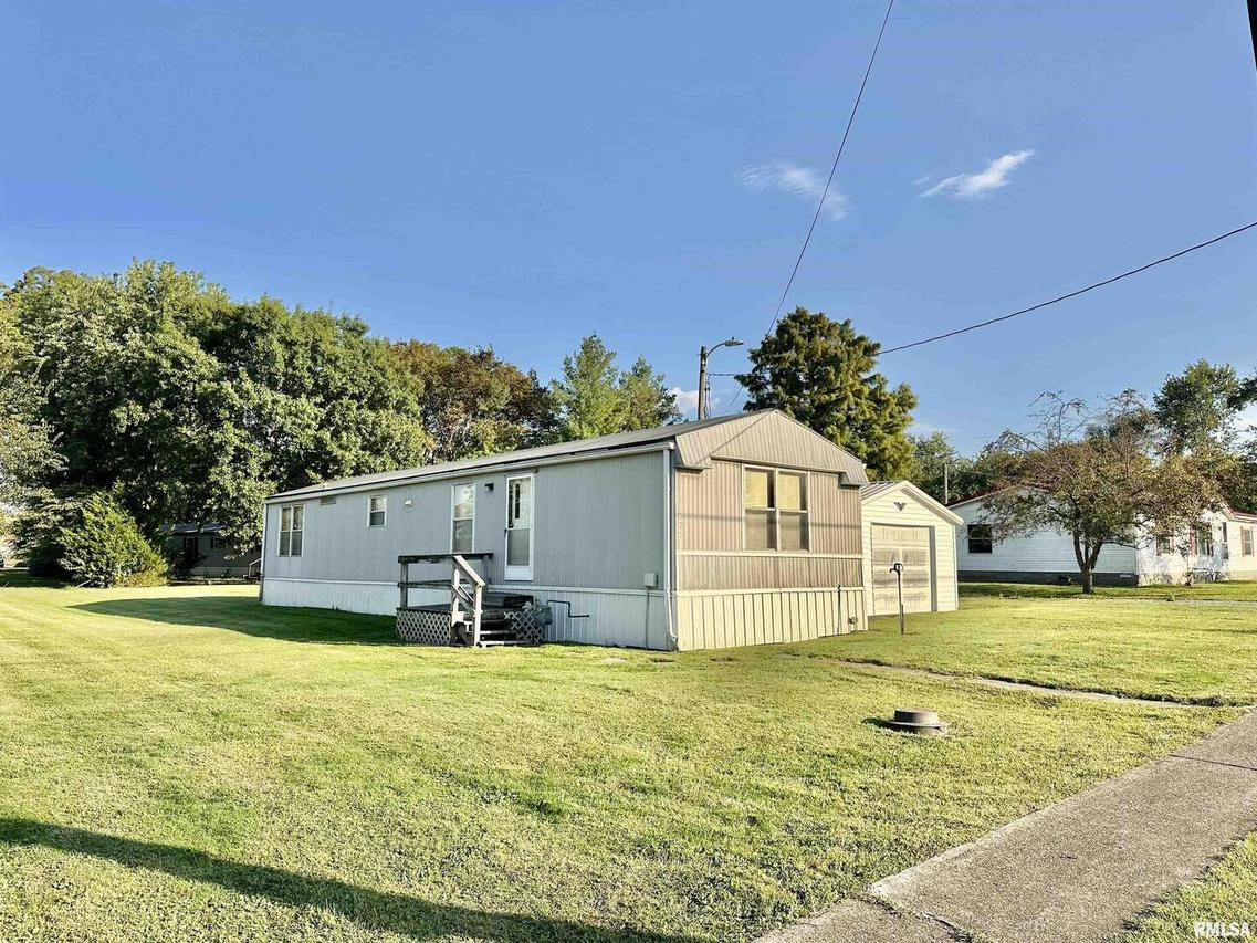 527 Washington St., Clay City, IL 62824