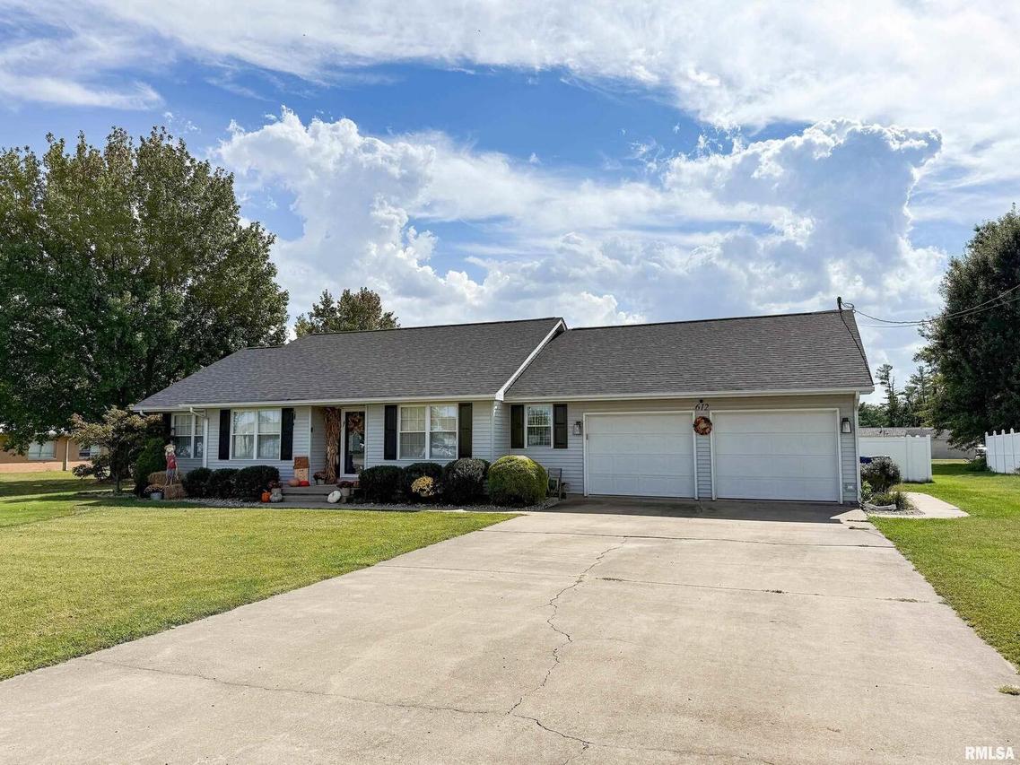 612 E 12th St., Flora, IL 62839