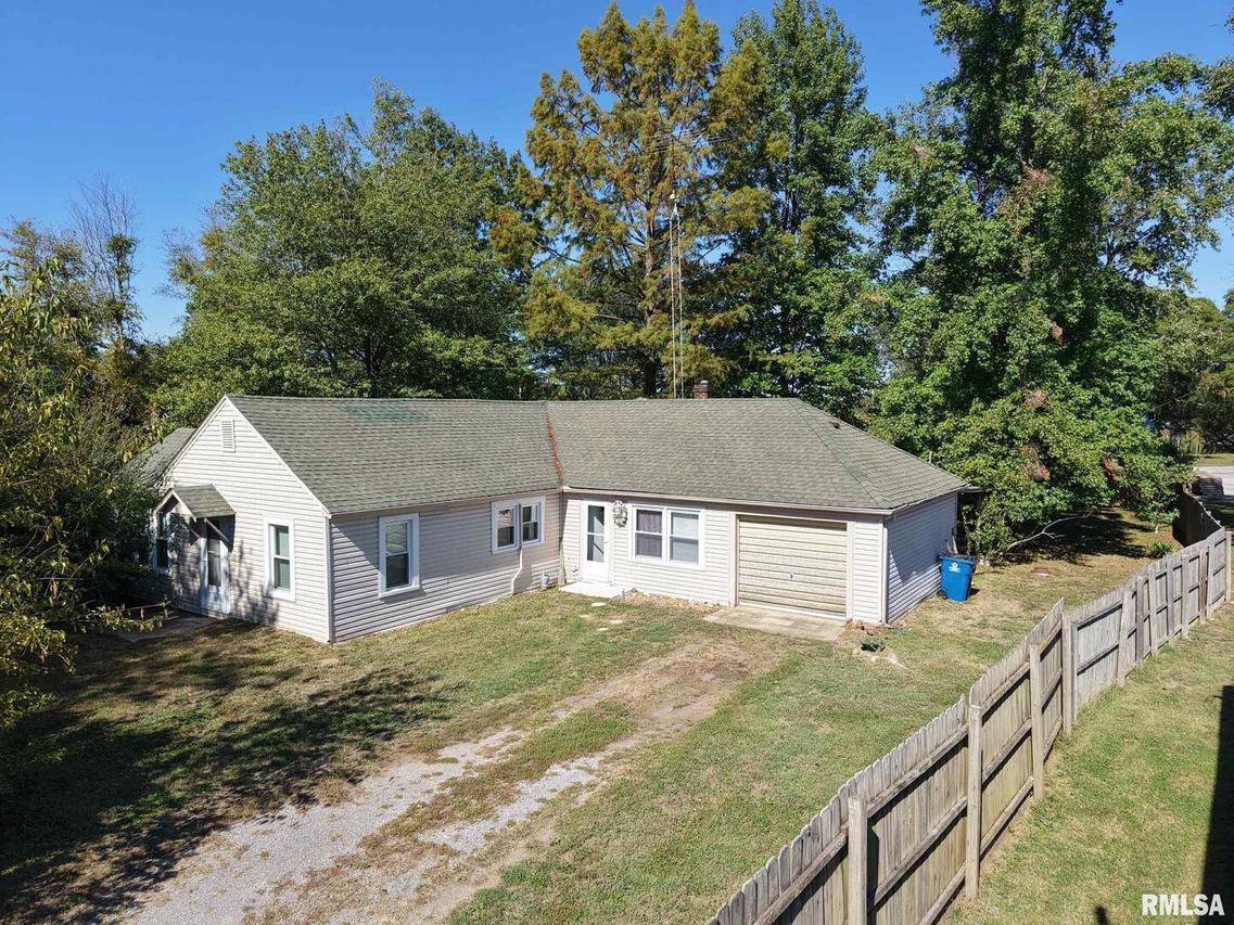 1010 E Randolph St., Mcleansboro, IL 62859