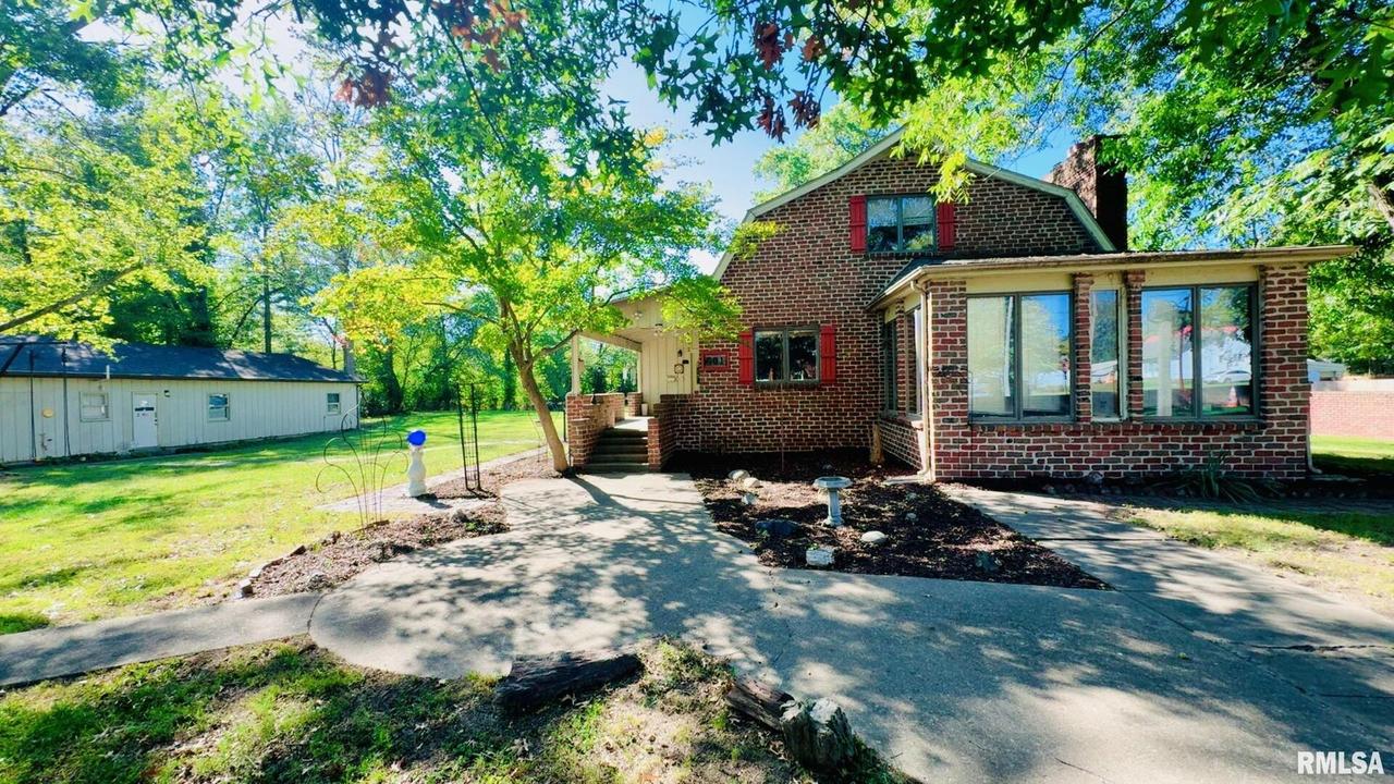 601 1st St., Benton, IL 62812