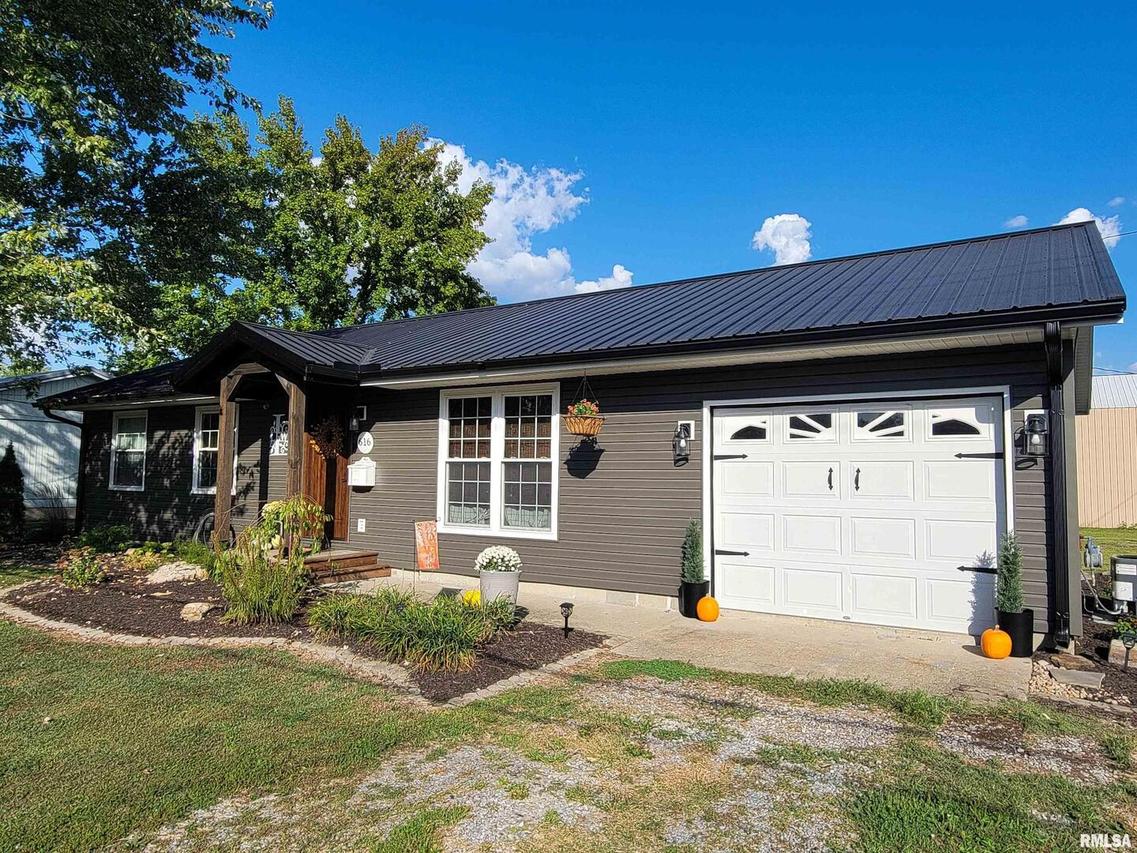 616 Seminary St., Flora, IL 62839