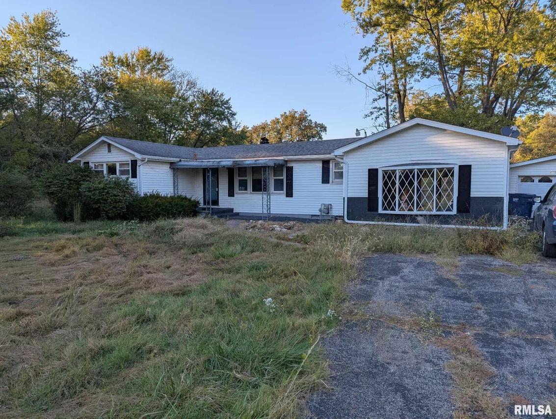 605 W State St., Buckner, IL 62819