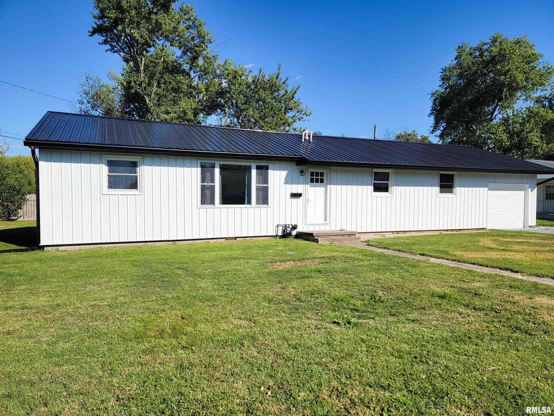 306 Bible St., Flora, IL 62839