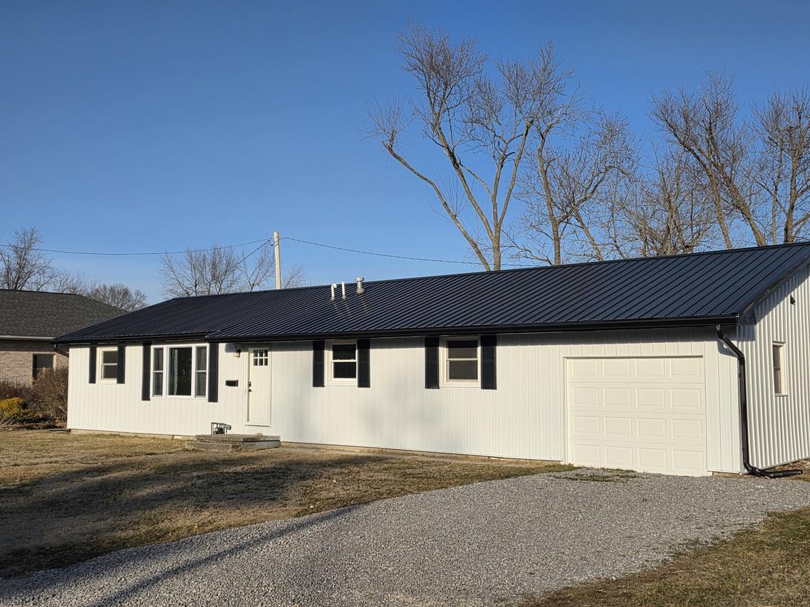 306 Bible St., Flora, IL 62839